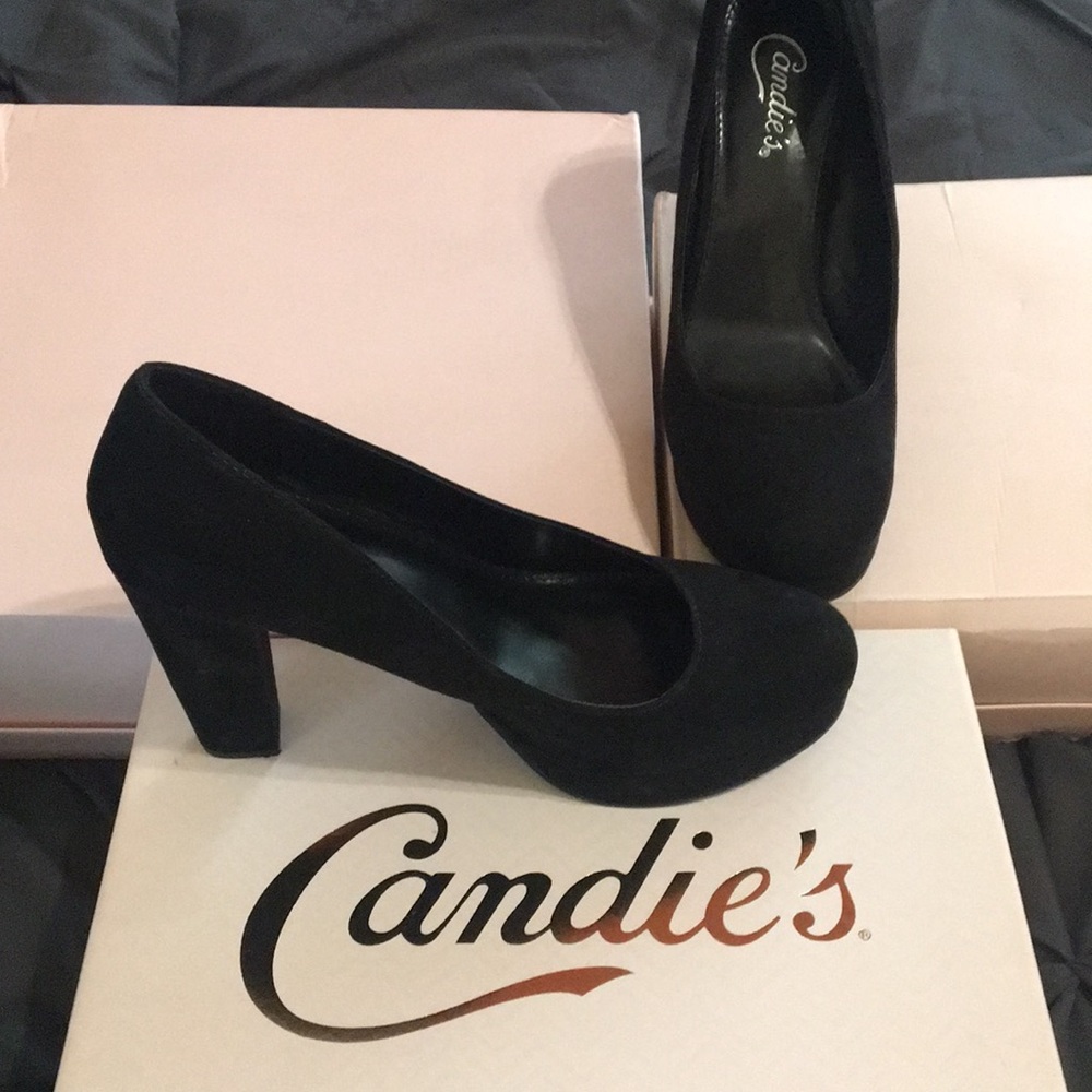 Black pumps
